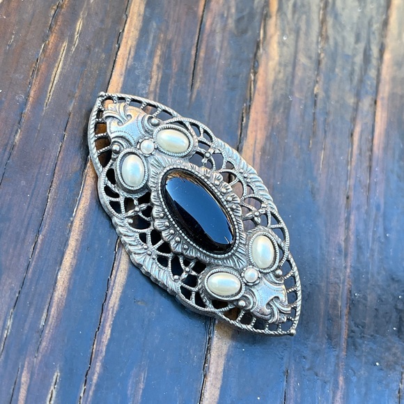 Elegant Black and Silver Filigree Mourning Brooch - Picture 2 of 4